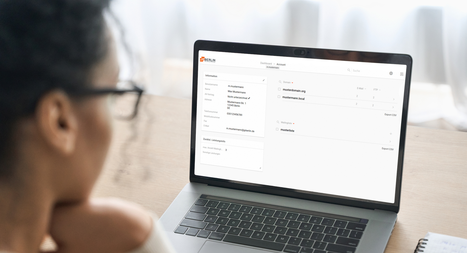 Person am Bildschirm JPBerlin Verwaltung